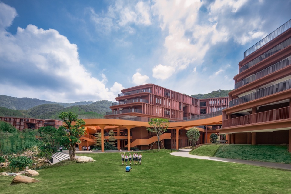 A Floating School Amidst Forests