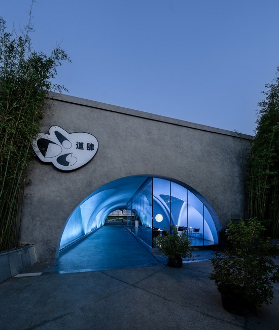 luminous tunnel dos restaurant by mars studio