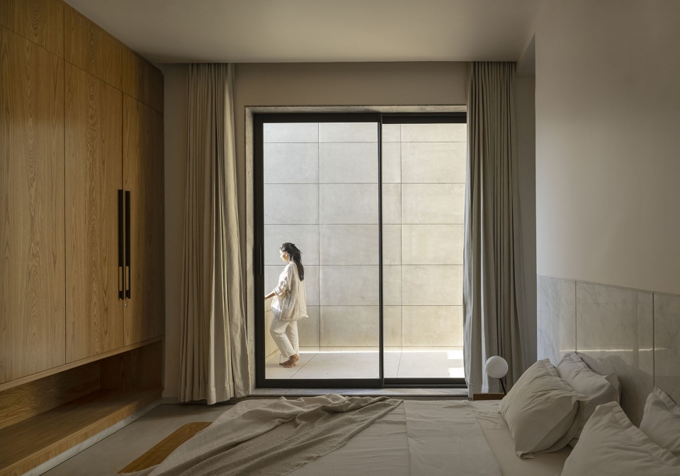 House Between Walls by Studio Urban Form Objects