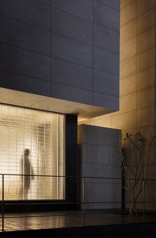 House Between Walls by Studio Urban Form Objects