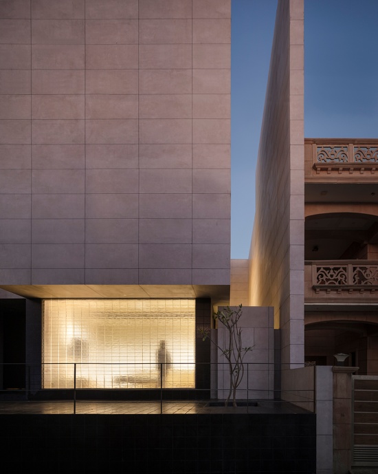 House Between Walls by Studio Urban Form Objects