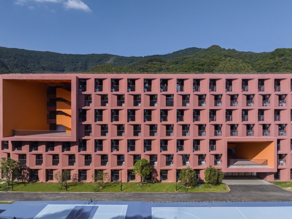 A Floating School Amidst Forests