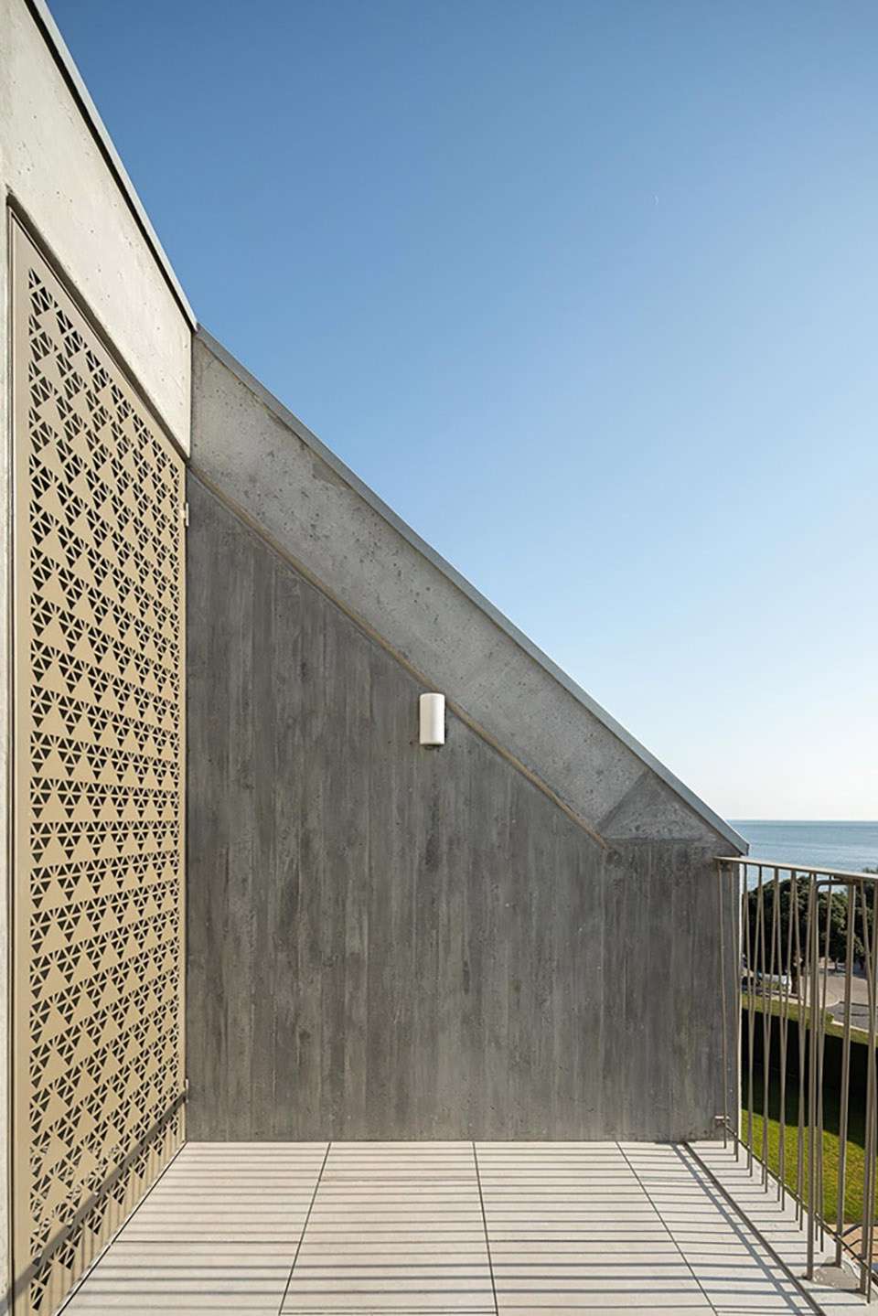 The Frame Praia da Poca by ARX Portugal upd