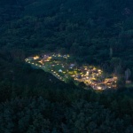 山林野趣 · 雾灵山上的自然原木儿童营地，河北承德 / 喜随设计