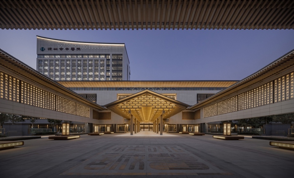 Arch structure formed by stacked beams floating atop the courtyard©是然建筑摄影