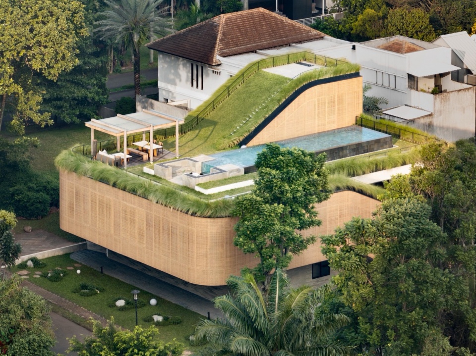 Split Mass Residence by K Thengono Design Studio