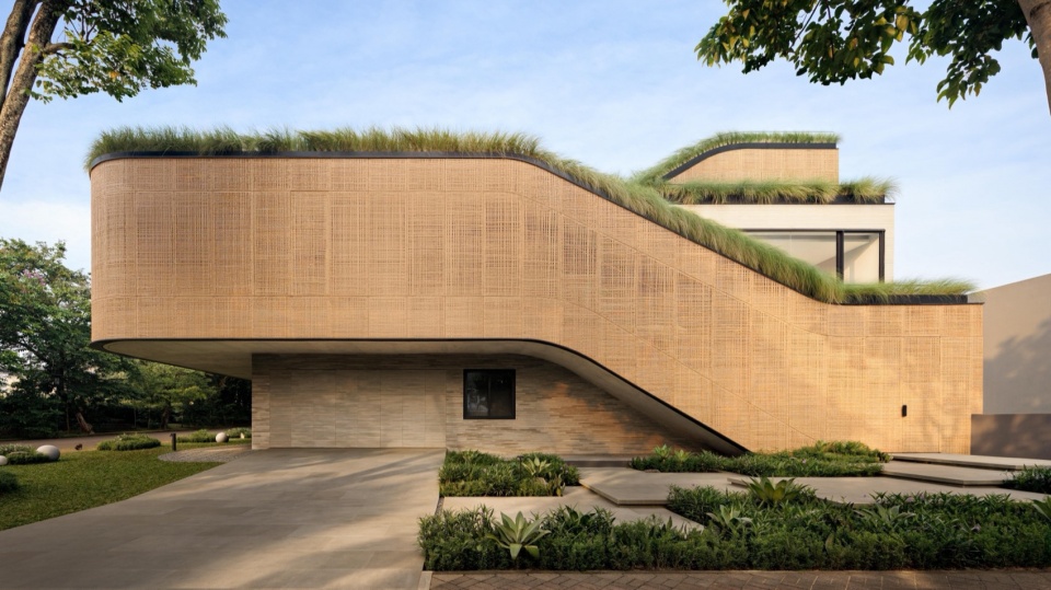 Split Mass Residence by K Thengono Design Studio