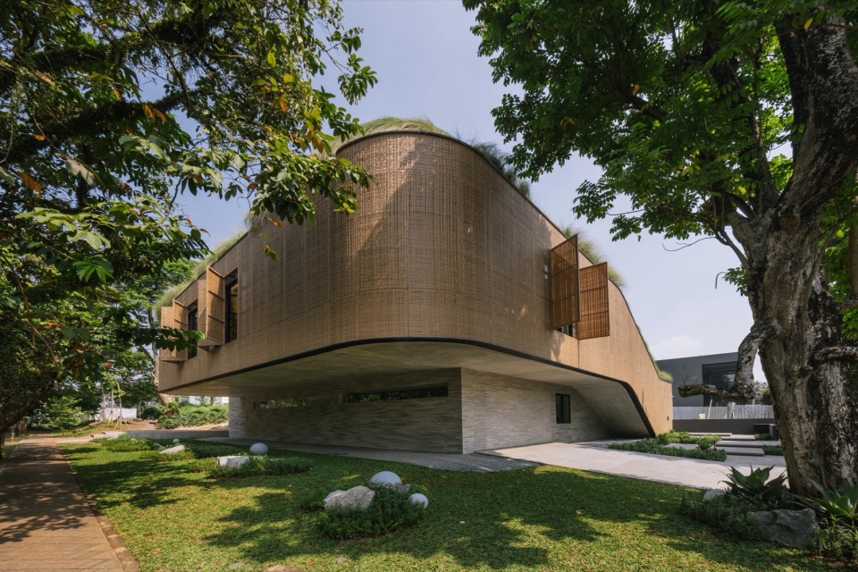 Split Mass Residence by K Thengono Design Studio