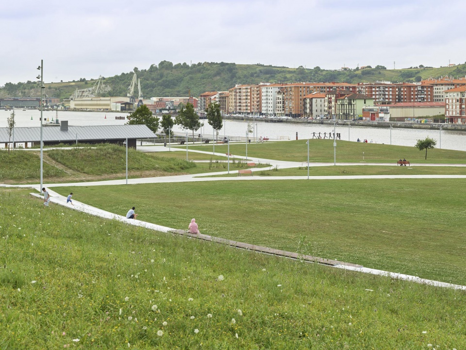 Parque Zamalanda de la ribera del Nervión by Burgos Garrido Arquitectos
