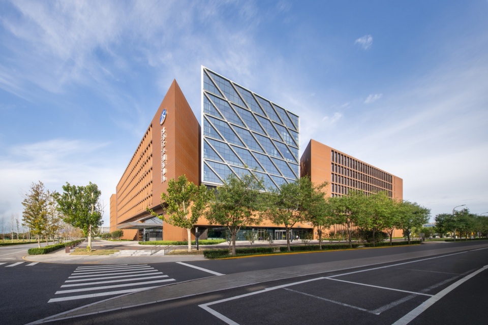 the administrative complex of beijing daxing international airport by ceedi organically permeated design research center