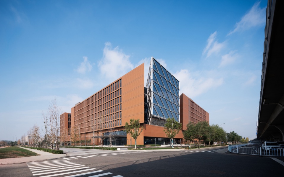 the administrative complex of beijing daxing international airport by ceedi organically permeated design research center