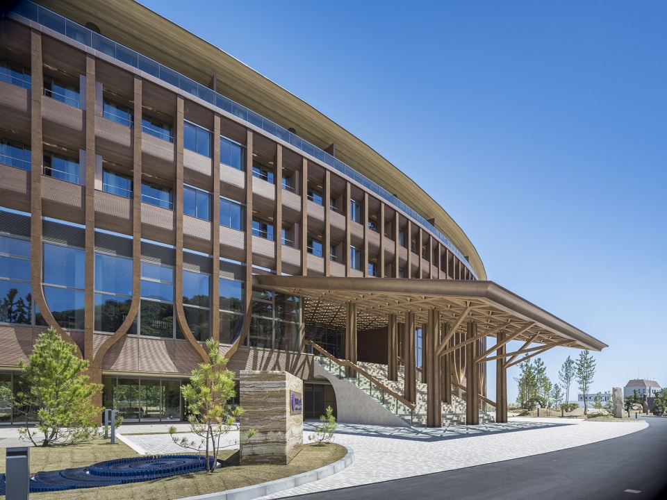 the pasona natureverse retreat by shigeru ban