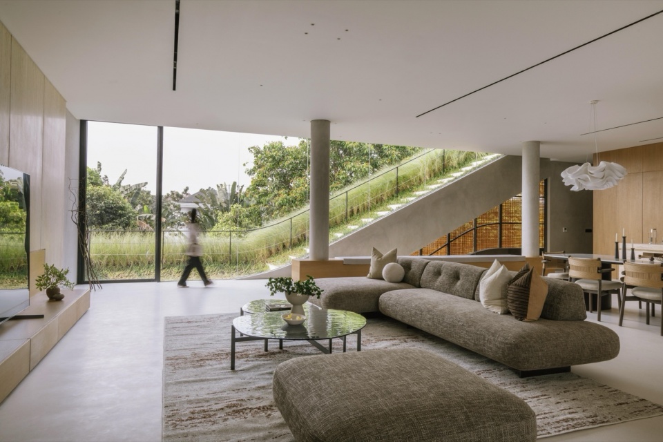 Split Mass Residence by K Thengono Design Studio