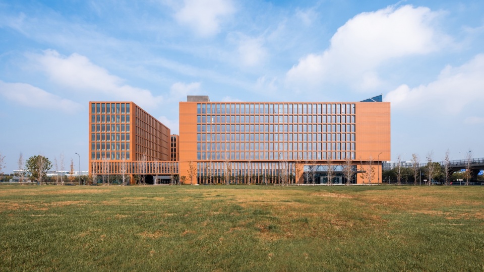 the administrative complex of beijing daxing international airport by ceedi organically permeated design research center