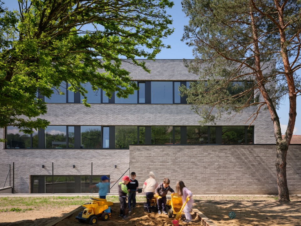 cebin primary school by knesl kyncl architekti