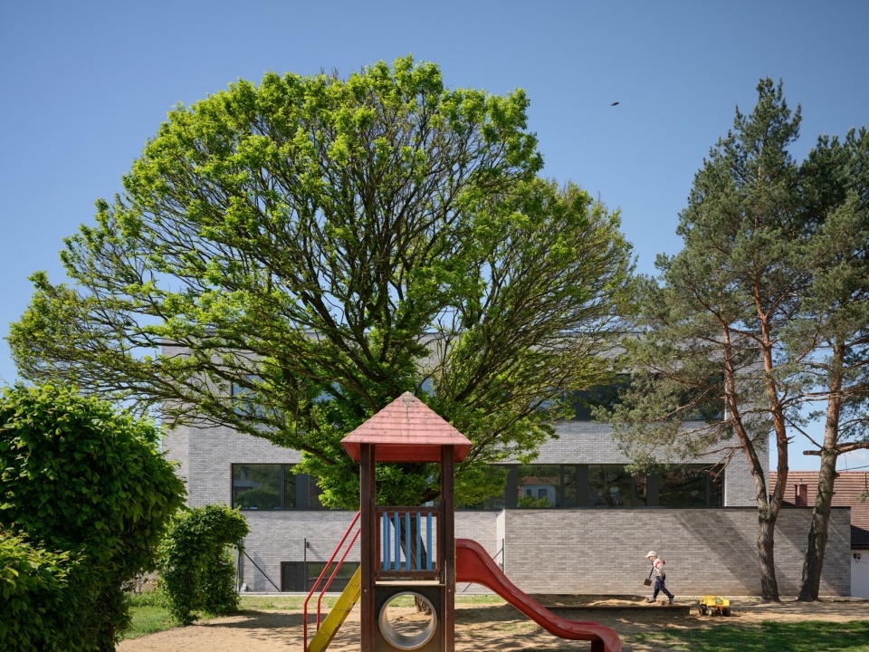 cebin primary school by knesl kyncl architekti