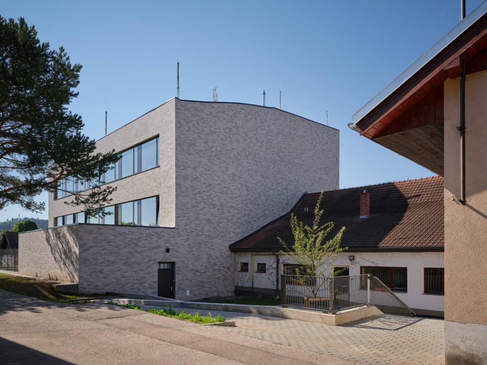 cebin primary school by knesl kyncl architekti