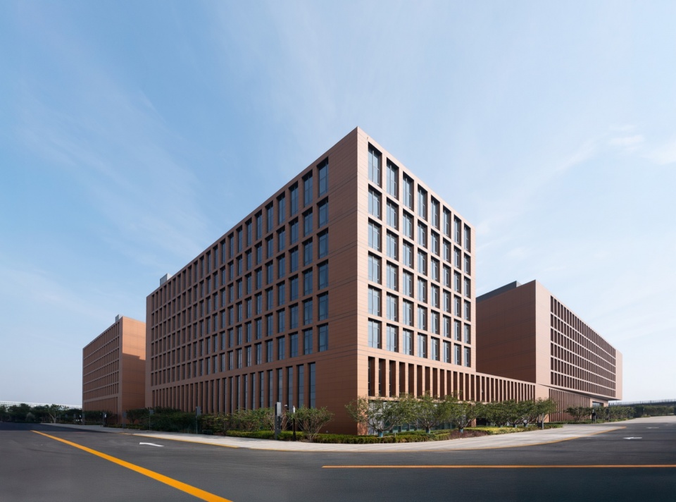 the administrative complex of beijing daxing international airport by ceedi organically permeated design research center