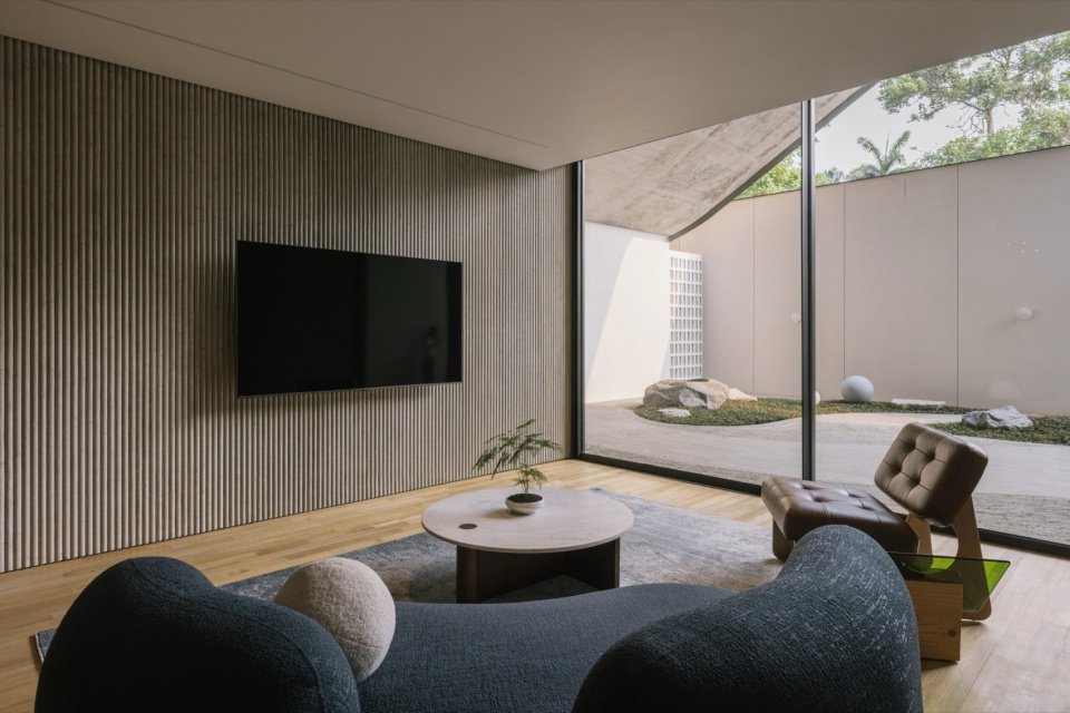 Split Mass Residence by K Thengono Design Studio