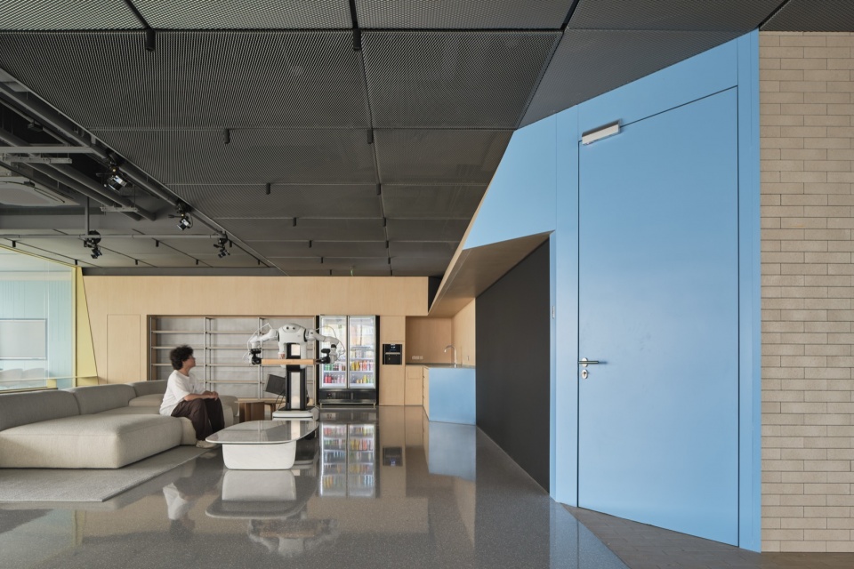 a robot space with a human touch by hcch studio