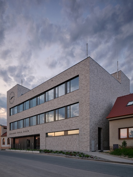 cebin primary school by knesl kyncl architekti