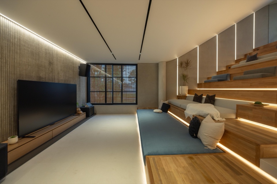 Split Mass Residence by K Thengono Design Studio