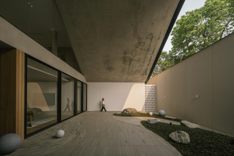 Split Mass Residence by K Thengono Design Studio