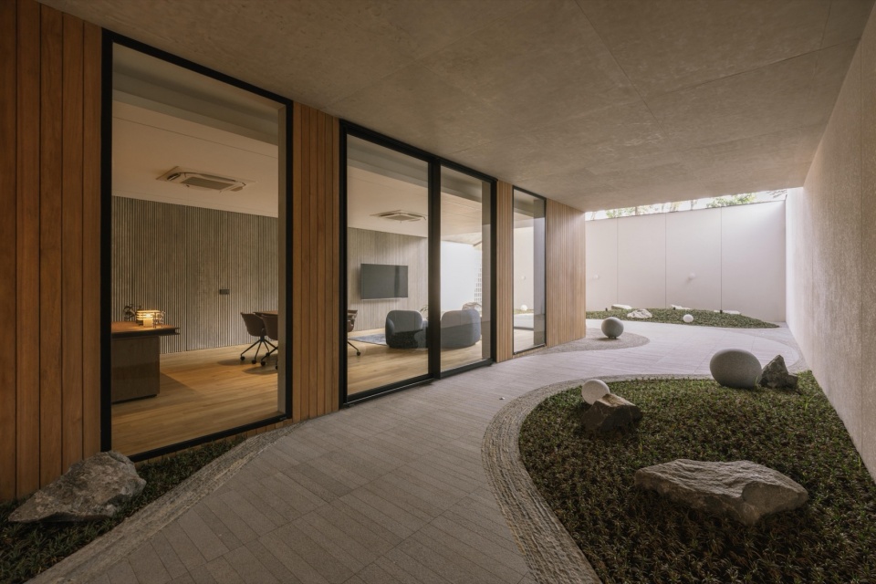 Split Mass Residence by K Thengono Design Studio