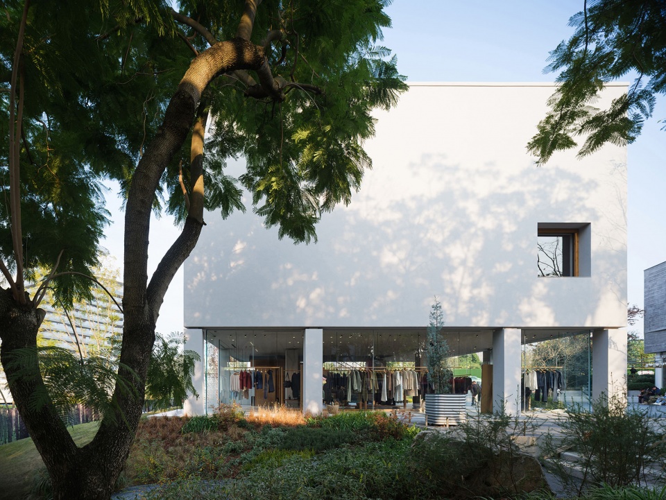 Yearly Plan House by HUI PAN ARCHITECTS