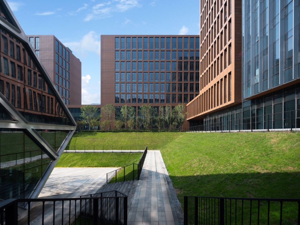 the administrative complex of beijing daxing international airport by ceedi organically permeated design research center