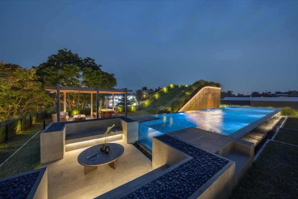 Split Mass Residence by K Thengono Design Studio