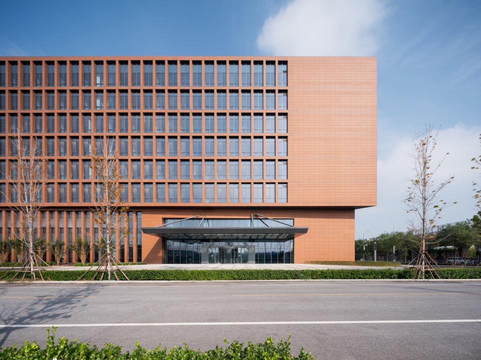 the administrative complex of beijing daxing international airport by ceedi organically permeated design research center