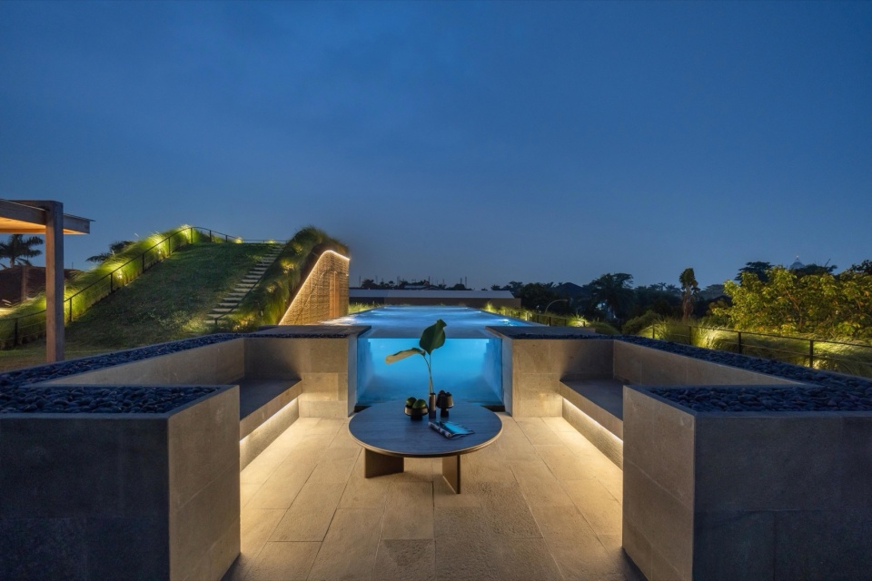 Split Mass Residence by K Thengono Design Studio