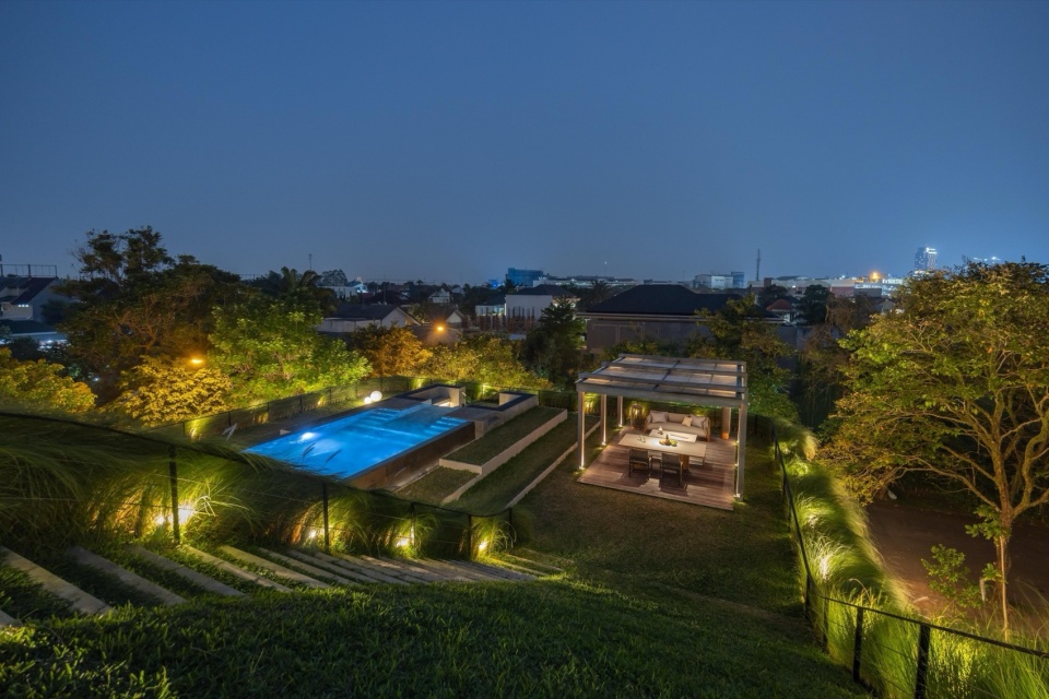 Split Mass Residence by K Thengono Design Studio