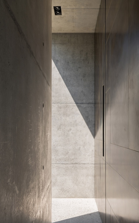 adelaide street house by robert simeoni architects