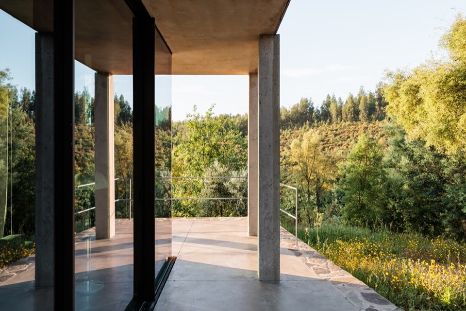 室内与露台的交界 / threshold between interior and terrace