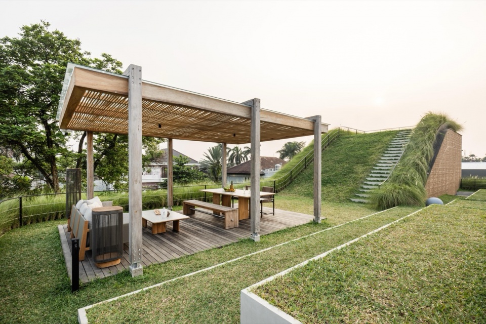 Split Mass Residence by K Thengono Design Studio