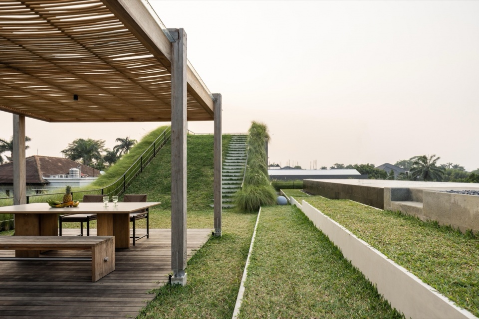 Split Mass Residence by K Thengono Design Studio