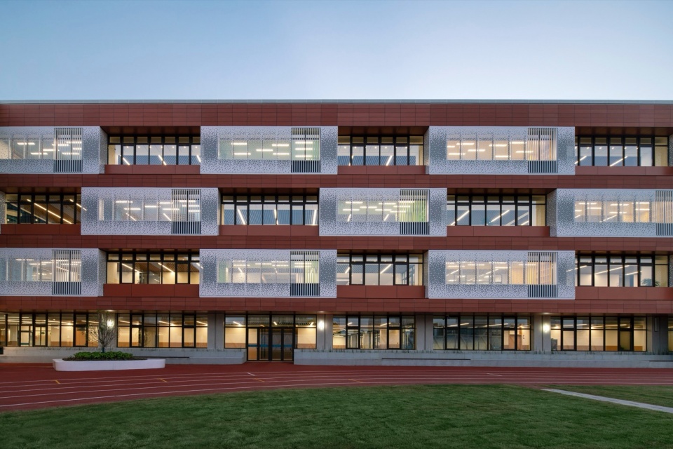 A Campus Lifted in Density Shanghai Xuhui Yuannan Middle School