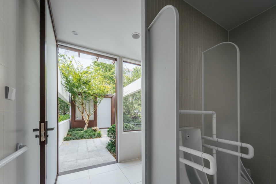 The Xuhui Toilet by VIASCAPE design