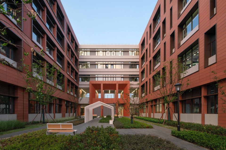 A Campus Lifted in Density Shanghai Xuhui Yuannan Middle School