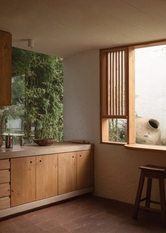 厨房转角的窗与木作,windows and timber cabinetry at the kitchen corner