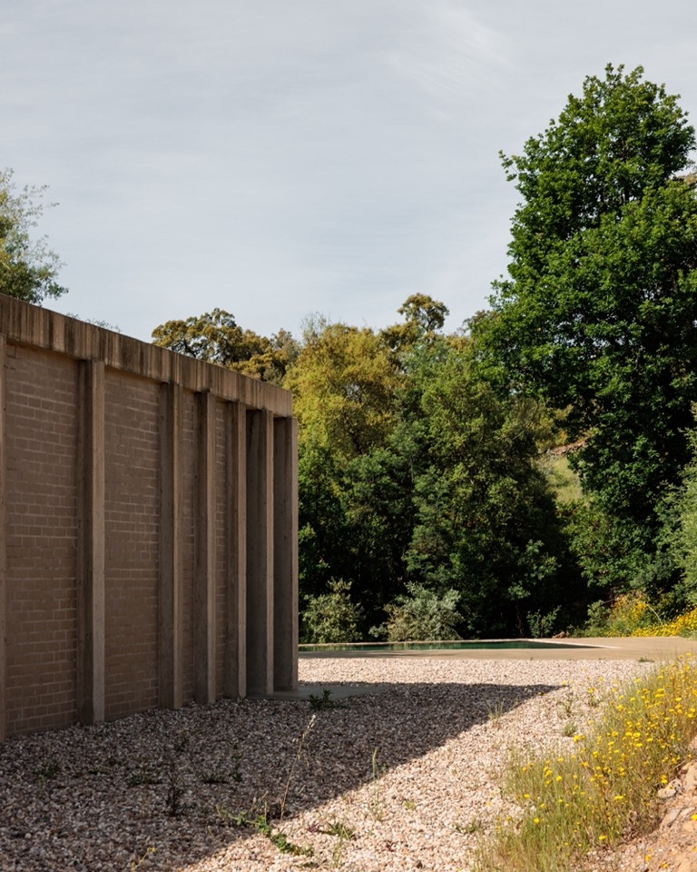 实体外墙与混凝土柱 / solid exterior wall and concrete columns