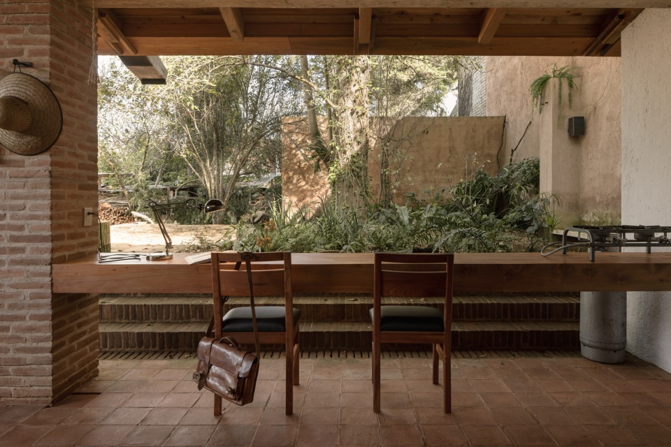朝庭院敞开的工作室,the workshop opening onto the courtyard