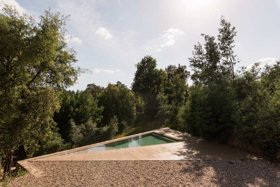 林间的三角形泳池 / triangular pool among the trees