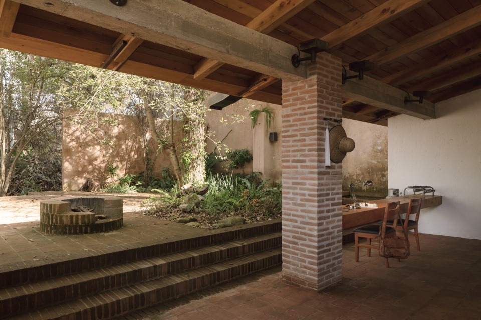 工作室与庭院之间的台阶,steps between the workshop and courtyard
