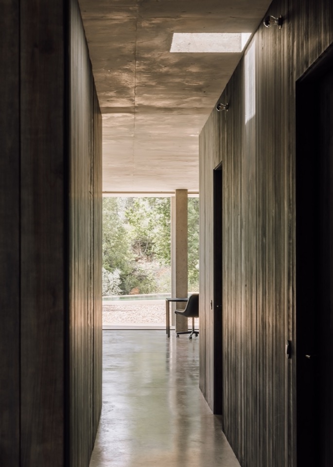 连接室内空间的走廊 / corridor connecting the interior spaces