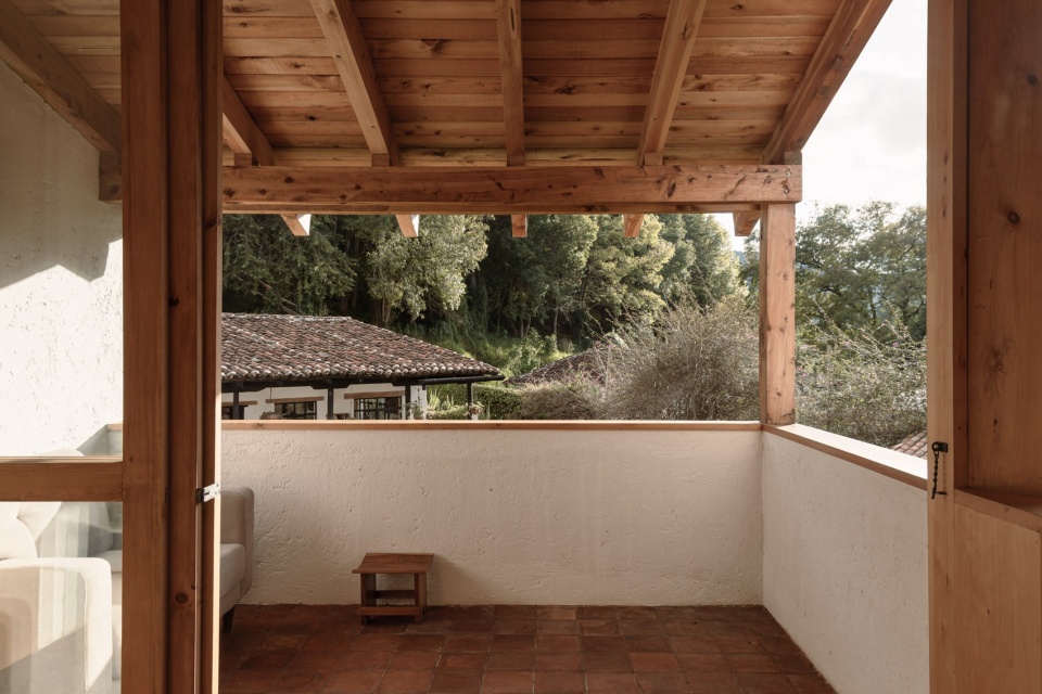 望向林木的上层露台,upper-floor terrace overlooking the trees