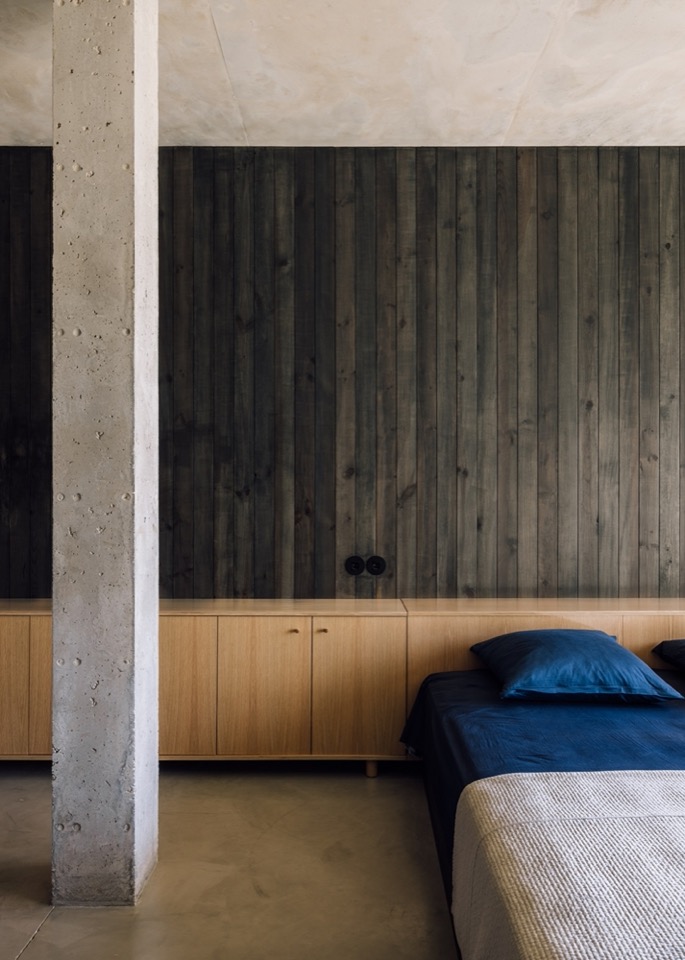 卧室中的混凝土柱与木饰面 / concrete column and timber lining in the bedroom