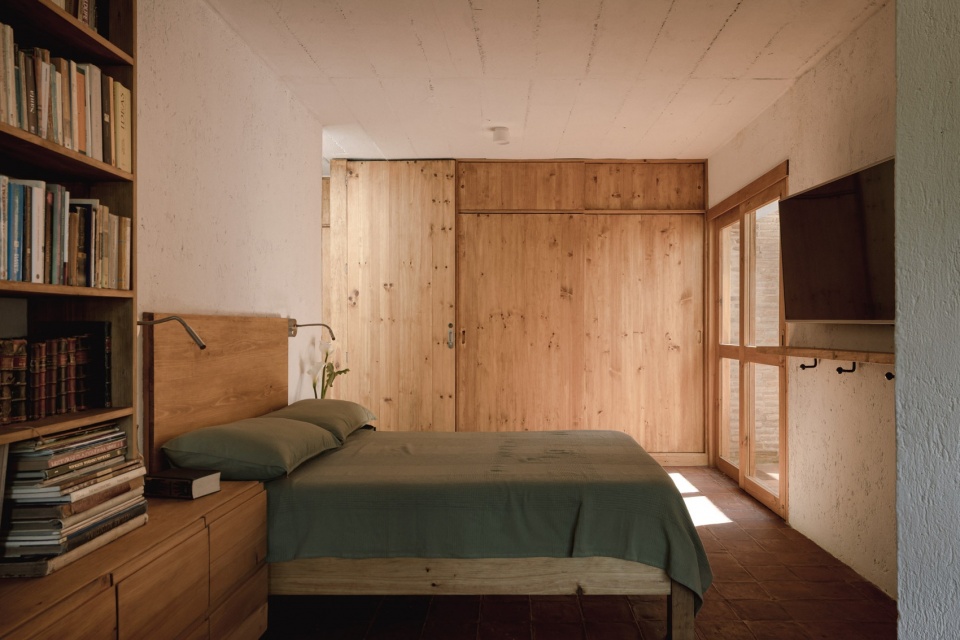 上层卧室与木质收纳,upper-floor bedroom with timber storage